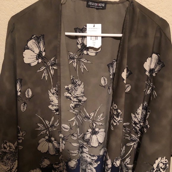 Flowers Kimono 🎎 - Picture 2 of 4